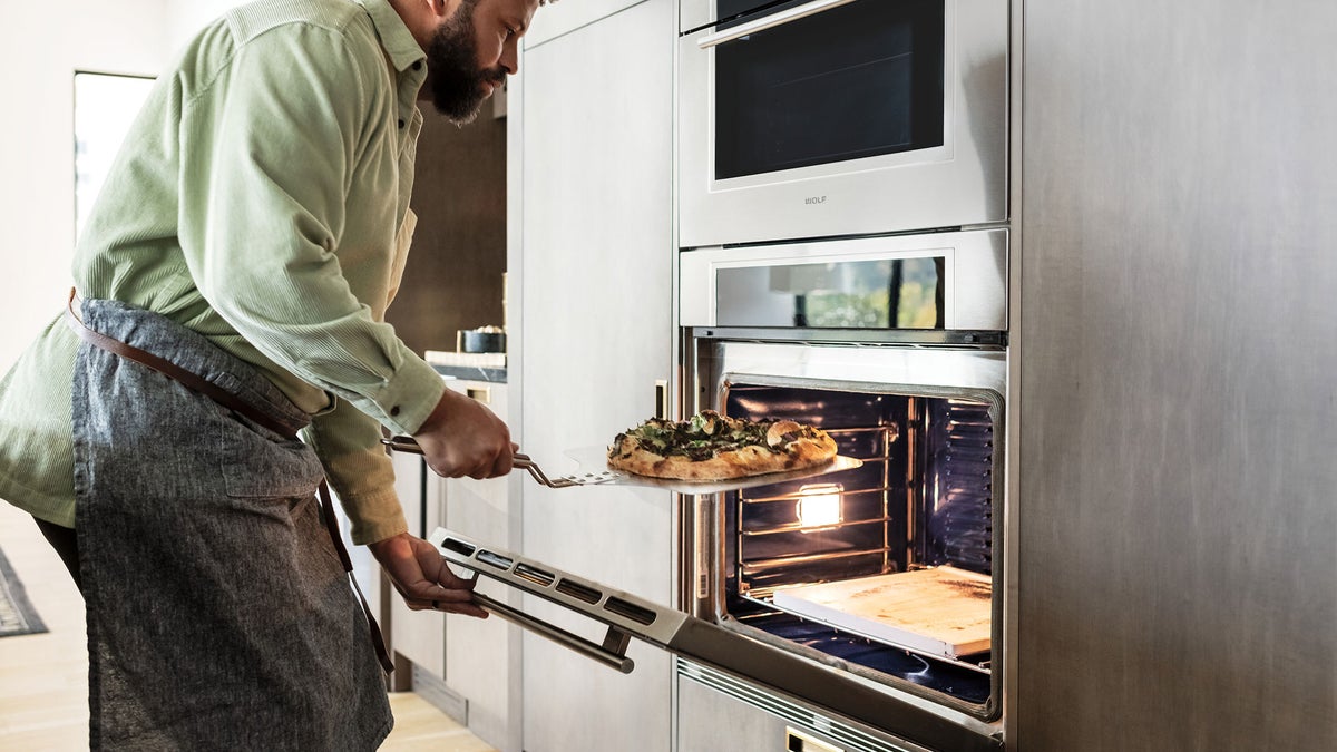 Wolf M Series built-in wall oven control panel displaying fault code